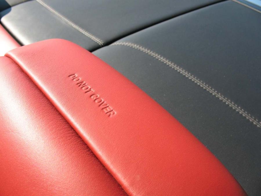 Детали интерьера Bentley Continental GTC 2007 года  (фото 20 из 51)